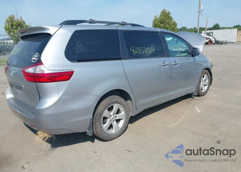 2017 Toyota Sienna Le 8 Passenger z USA, uszkodzony, nr VIN 5TDKZ3DC3HS771467